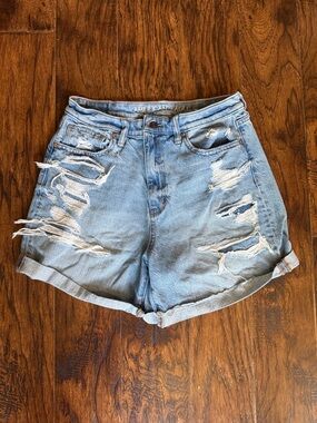 American Eagle Outfitters Light Blue Distressed Relaxed Mom Shorts, size 6